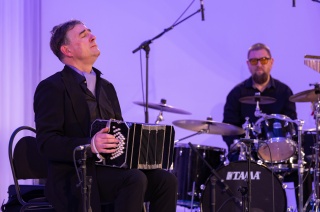 Дан старт серии новогодних концертов за столиками.