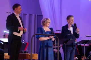 Оркестр «Онего» поздравил слушателей с Новым годом.