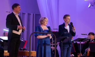 Оркестр «Онего» поздравил слушателей с Новым годом.