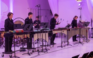 На сцене – вся семья ударных инструментов.