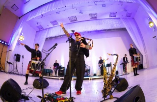 Взрыв эмоций средь морозного оцепенения.